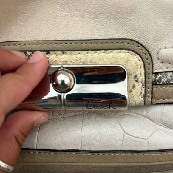 Coach Kristen Ivory Leather Shoulder bag - Picture 4 of 9